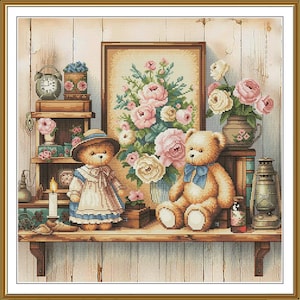 Könnte beinhalten: Ein Kreuzstich-Kunstwerk mit einem Regal mit einem gerahmten Blumendesign, Teddybären und dekorativen Gegenständen. Das Regal enthält einen Teddybären mit Kleid und Hut, einen sitzenden Teddybären mit blauer Schleife und eine Vase mit Blumen. Eine Vintage-Uhr und eine Laterne sind ebenfalls zu sehen.