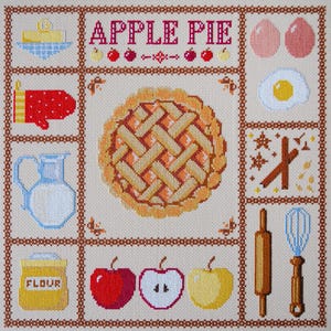 Può includere: Un ricamo a punto croce su tessuto beige con il testo APPLE PIE. Il design presenta al centro una torta con crosta a griglia circondata da icone di burro, un guanto da forno rosso, una brocca, farina, uova, un uovo al tegamino, cannella, un mattarello e una frusta.