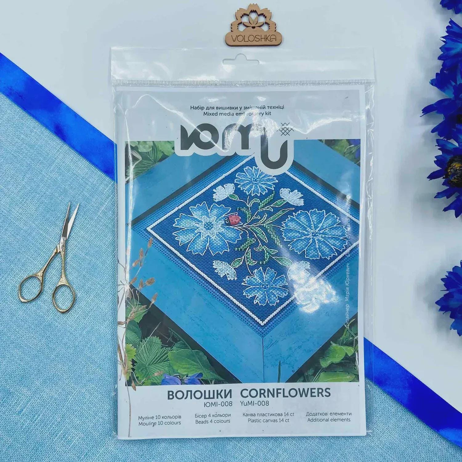 青いヤグルマギクのクロスステッチ、プラスチックキャンバスのビーズ