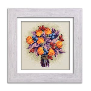Könnte beinhalten: Eine Kreuzstich-Stickerei mit einem Strauß aus orangefarbenen und gelben Blumen mit violetten Blättern und blauen Beeren. Die Blumen sind in einer Vase mit braunem und weißem Muster angeordnet.