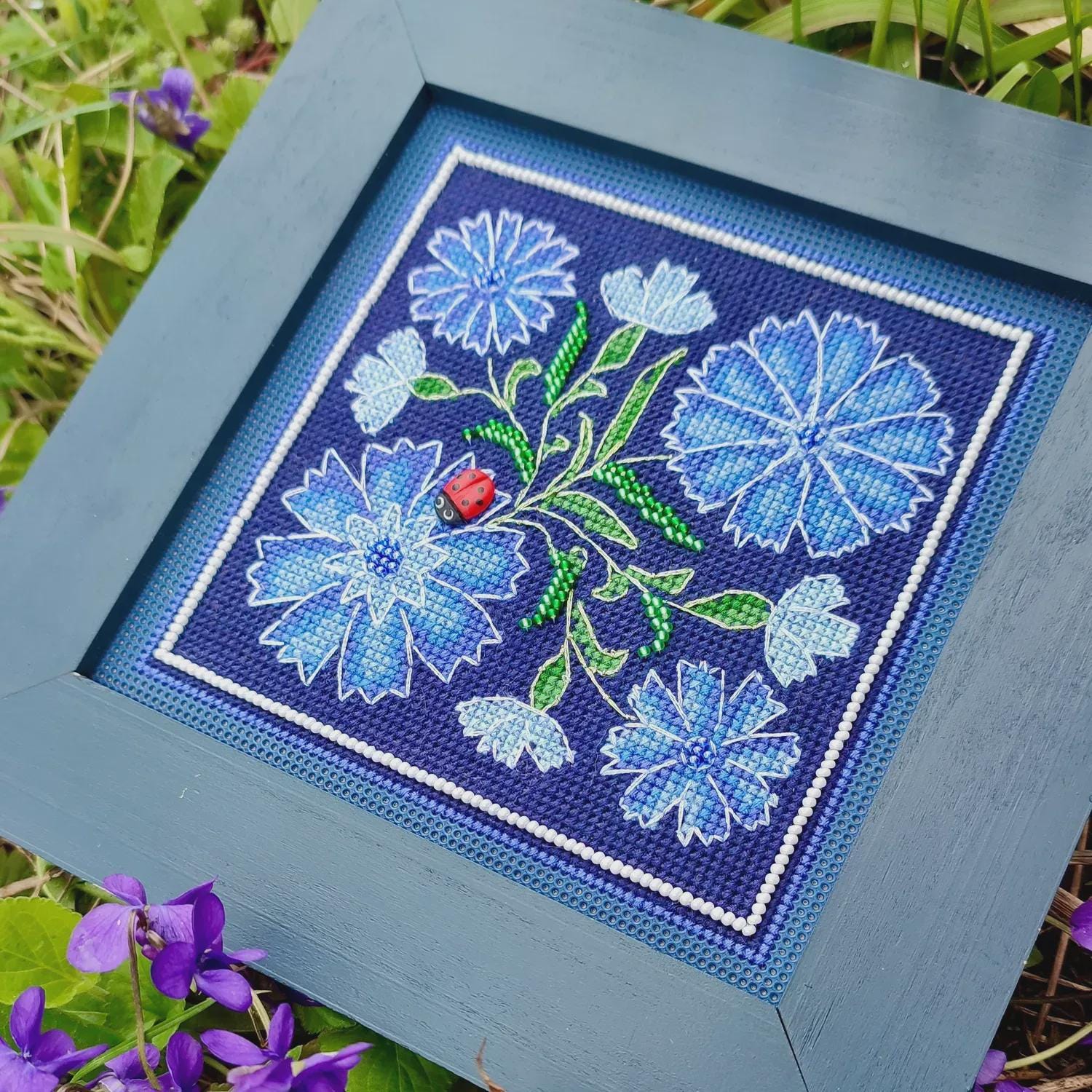 KLOKKEENSIAN 刺繍アート 青い花 青いヤグルマギクのクロスステッチ、プラスチックキャンバスのビーズ