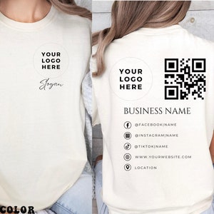 Peut inclure: T-shirt de couleur ivoire avec un cercle sur le devant qui dit "YOUR LOGO HERE" et le mot "Slogan" en dessous. Le dos du t-shirt a un cercle avec le même texte, un code QR et le texte "BUSINESS NAME" suivi d'icônes de médias sociaux et de coordonnées.