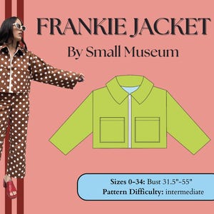 Può includere: Una donna indossa un completo giacca e pantaloni a pois marroni. L'immagine include un'illustrazione di giacca verde e il testo "FRANKIE JACKET By Small Museum". Circonferenza del busto: 80-140 cm.