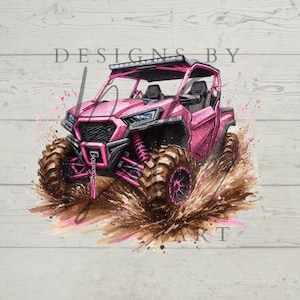 Puede incluir: Un vehículo todoterreno rosa con jaula antivuelco y barra de luces conduciendo por el barro. El vehículo está rodeado de barro marrón y salpicaduras de agua.