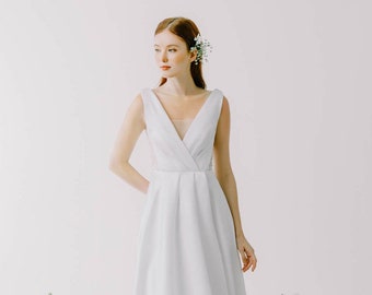 Robe de mariée simple dos nu, une ligne modeste, robe de mariée minimaliste en crêpe (Fiançailles / Pré-mariage / Céleste)