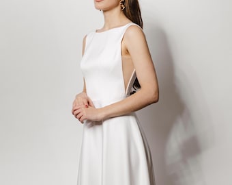 Abito da sposa in raso elasticizzato a trapezio: scollo a barca, schiena scoperta