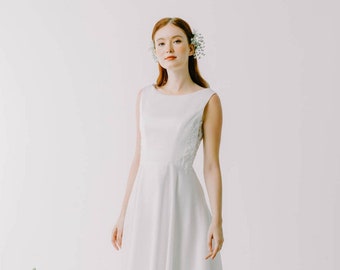 Robe de mariée trapèze en satin, boutonnée en dentelle dans le dos et encolure bateau (Fiançailles / Pré-mariage / Céleste)