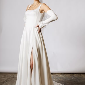 Robe de mariée trapèze en satin extensible : col carré, traîne longue