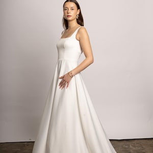 Robe de mariée trapèze en satin extensible : col carré, traîne longue