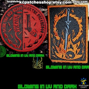 Puede incluir: Parches bordados con temas góticos y de fantasía. Un parche es redondo, dividido en rojo y negro, con el texto "FEAR THE OLD BLOOD SEEK THE PALEBLOOD". El otro es rectangular con una espada azul en llamas. Texto: "GLOWING IN UV AND DARK".