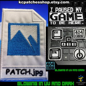 Może przedstawiać: Haftowane naszywki z motywami związanymi z grami i komputerami. Zawiera naszywkę z ikoną pliku i niebieską grafiką gór z napisem "PATCH.jpg". Inne naszywki przedstawiają klawisze klawiatury i napis "I PAUSED MY GAME TO BE HERE."