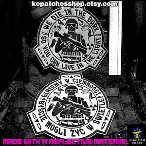 以下が含まれることがあります： テキストと武器を持った兵士のシルエットが入った、白黒のパッチが2つ。上のパッチには「YOU CAN LIVE IN THE LIGHT」と「WE DIE IN THE DARK」と書かれています。下のパッチにはポーランド語のテキストが入っています。パッチは反射素材で作られています。