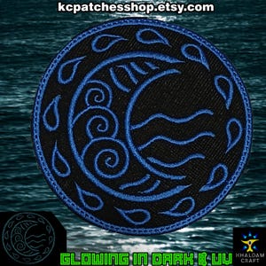 Może przedstawiać: Okrągła naszywka z czarnym tłem i niebieskim wzorem przedstawiającym księżyc w kształcie półksiężyca, fale wody i kształty łez. Naszywka ma niebieską obwódkę i tekst "GLOWING IN DARK & UV" na dole. Nazwa sklepu Etsy znajduje się na górze.