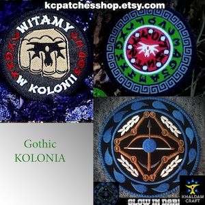 Może przedstawiać: Trzy okrągłe haftowane naszywki o różnych wzorach: pięść z napisem WITAMY W KOLONII, czerwono-zielony okrągły emblemat z białymi symbolami oraz czarna naszywka z niebieskim motywem łuku i strzały otoczonym niebieskimi kształtami łez.