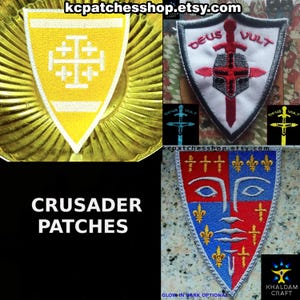 Puede incluir: Cuatro parches bordados con símbolos de la cruzada. Los parches son amarillos, blancos, rojos y azules con varios diseños, incluyendo cruces, espadas y una cara. El texto "Deus Vult" es visible en uno de los parches.