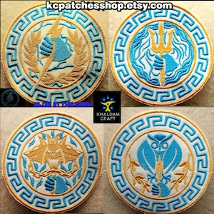 Może przedstawiać: Cztery haftowane naszywki do prasowania przedstawiające symbole mitologii greckiej. Każda naszywka jest okrągła, z białym tłem i wzorem w kolorze niebieskim i złotym. Symbole to trójząb Posejdona, błyskawica Zeusa, węże Meduzy i sowa Ateny.