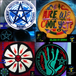 Peut inclure: Quatre patchs brodés thermocollants avec du fil qui brille dans le noir. Les patchs représentent un pentagramme, une main avec un serpent, une fleur avec des éclairs et le texte "Are We Cool Yet?" en lettres colorées.