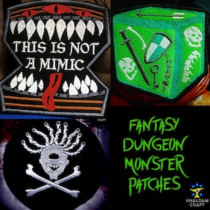 Op de afbeelding: Een verzameling geborduurde patches met fantasy- en dungeon-thema's. Ontwerpen omvatten een mimic met de tekst "THIS IS NOT A MIMIC", een groene dobbelsteen met een zwaard en schild, en een schedel met gekruiste botten. De tekst "FANTASY DUNGEON MONSTER PATCHES" is ook aanwezig.