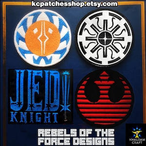 以下が含まれることがあります： スターウォーズをテーマにした刺繍パッチが4つ。左上のパッチはオレンジのシンボルが入った青と白。右上のパッチは白いシンボルが入った黒。左下のパッチは青い「ジェダイナイト」の文字が入った黒。右下のパッチは赤と白のシンボルが入った黒。