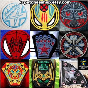 Puede incluir: Una colección de parches bordados con varios diseños. Incluye un emblema azul y blanco, una máscara amarilla y roja, una cara con ojos rojos, un logotipo de Spider-Man, un brazo metálico, un martillo, una cara geométrica, un diseño alado con texto y un tiburón.