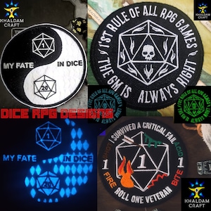 Può includere: Quattro toppe ricamate con dadi e testo correlato. Le toppe sono nere, bianche e verdi con ricami bianchi, arancioni e verdi. Il testo sulle toppe recita "1'st Rule of All RPG Games The GM is Always Right", "My Fate In Dice", "I Survived a Critical Fail", e "My Fate In Dice".