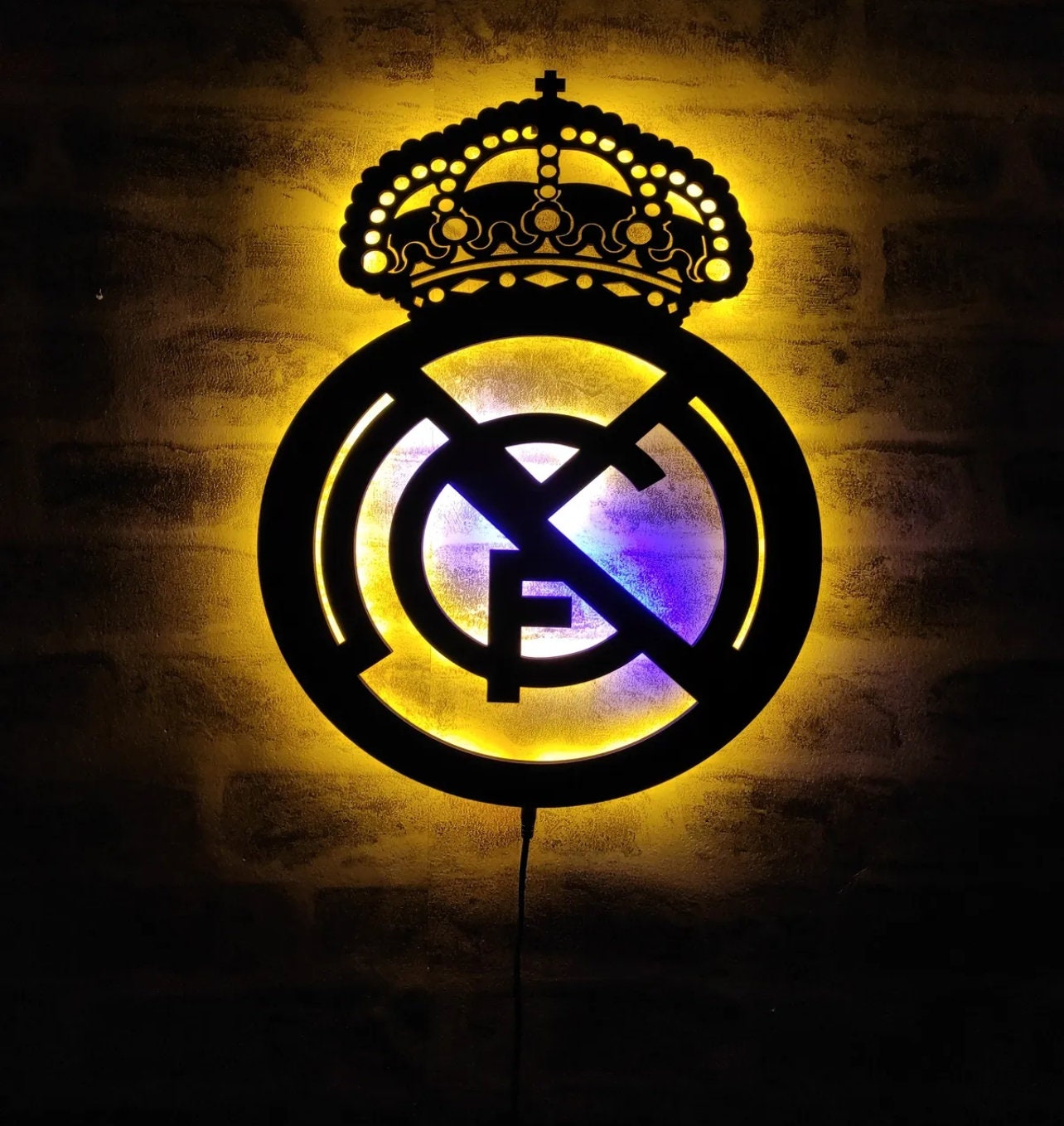 Cool&Cute Lámpara led mesita de noche R Madrid con 2 Pantallas y 16 colores  de luz- real madrid regalos- luz quitamiedos- cosas de futbol para niños-  lampara escudo madrid : : Iluminación