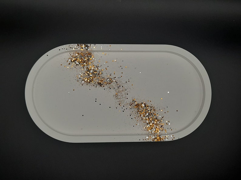 Schönes und feines ovales Tablett mit Goldglitzer verschönert Bild 1