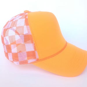 Orange och vitrutig truckerkeps