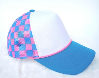 Checkered trucker hats with white front: multi-colored.