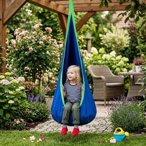 Puede incluir: Una silla colgante azul y verde suspendida de una pérgola de madera. Un niño con una camisa a rayas, pantalones verdes y zapatos rojos está sentado en la silla. El fondo es un jardín con flores y muebles de jardín.