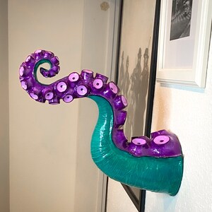 cabide de papel machê com tentáculos