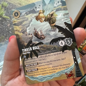 Cartão Disney Lorcana Arte Alterada - Tinker Bell Fearless Flyer l Cartão TCG Alter cartão pintado à mão Peter Pan Presente Lorcana Alter
