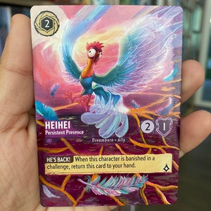 Altar artístico de cartas de Lorcana hecho a pedido: altar de Moana con presencia persistente de Heihei l TCG Card Alter: regalo único pintado a mano con forma de pollo