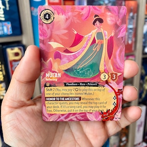 Tarjeta Disney Lorcana alterada con arte - MULAN Reflecting TCG Card Alter - Tarjeta OOAK pintada a mano, regalo Disney Lorcana, Dragón Mushu hecho a pedido