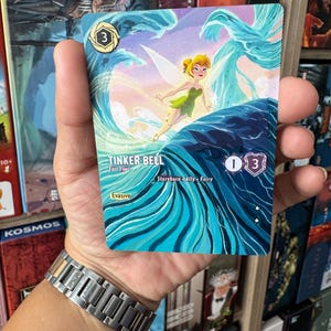 Cartão Disney Lorcana feito sob encomenda com arte alterada - Sininho Fearless Flyer l Cartão TCG Alter cartão pintado à mão Peter Pan Presente Lorcana Alter