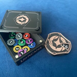 Geschenk-Set Token-Box & 1 Lore Counter plus 12 Reversible Schadens Tokens Bundle Anpassbare Gesichtsplatten + Magnethalterung Lorcana Tcg Goods