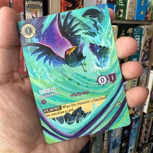 Disney Lorcana Card Altered Art - Diablo Obedient Raven l TCG Card Alter cartão pintado à mão Sleeping Beauty Lorcana Alter