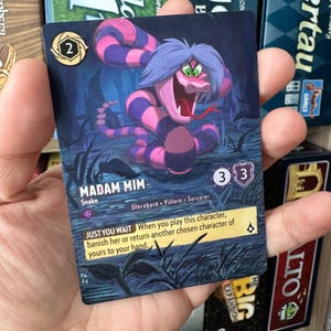 Arte alterada do cartão Disney Lorcana - Extensão de arte da cobra Madam Mim - Alteração do cartão TCG - Cartão pintado exclusivo - Baralho de presente Lorcana