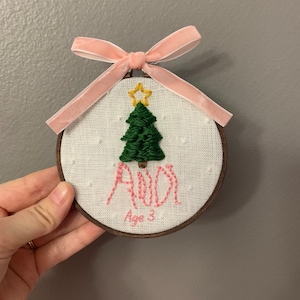 Kundenspezifische Weihnachtsverzierung ~ Hand gestickt