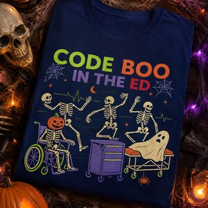 Halloween-sjukskötersketröja Code Boo på akuten, akutmottagningens skelettsjuksköterska, läskig akutmottagningströja, nattskift Halloweentröja, sjuksköterskehumor