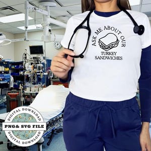 当店のターキーサンドイッチについてお尋ねください svg PNG |面白い看護師 SVG |病院のユーモアデザイン |看護師シャツデザイン |ヘルスケア SVG |デジタルダウンロード