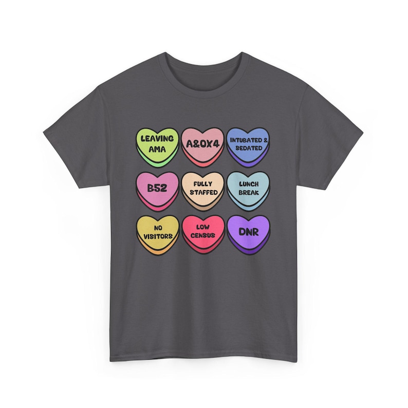 T-shirt coeurs bonbon infirmière, chemise humour Saint-Valentin, vêtements d'infirmière unisexe, t-shirt graphique drôle de Saint-Valentin, cadeau Saint-Valentin Charcoal