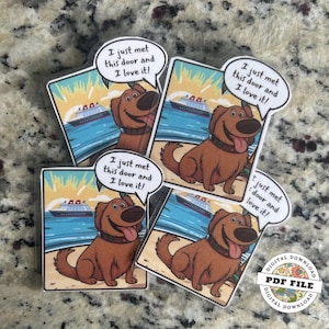 Könnte beinhalten: Mehrere Aufkleber mit einem Cartoon-Hund und einer Sprechblase mit der Aufschrift: "Ich habe gerade diese Tür getroffen und ich liebe sie!" Der Hintergrund zeigt eine Strandszene mit einem Kreuzfahrtschiff. Die Aufkleber sind mit "Digital Download PDF File" beschriftet.