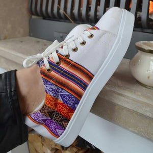 The shoes are made of soft fabric with rubber bottom. The shoes are made of woven fabrics with Inca patterns. Peruvian shoes, sneakers with Inca textile from Peru, sneakers cat, converse style, Peruvian sneakers, Inca textile, handmade ethnic shoes.