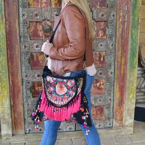 The shoes are made of soft fabric with rubber bottom. The shoes are made of woven fabrics with Inca patterns. Peruvian shoes, sneakers with Inca textile from Peru, sneakers cat, converse style, Peruvian sneakers, Inca textile, handmade ethnic shoes.