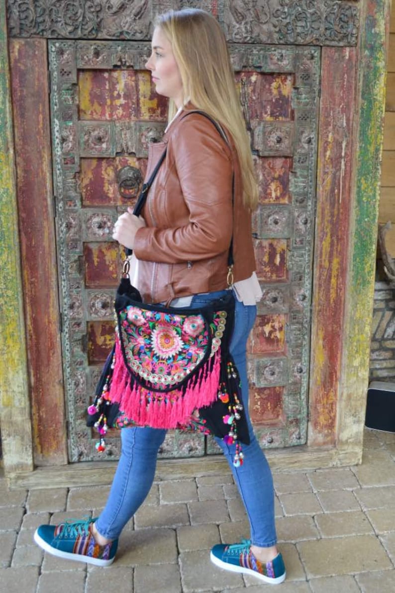 The shoes are made of soft fabric with rubber bottom. The shoes are made of woven fabrics with Inca patterns. Peruvian shoes, sneakers with Inca textile from Peru, sneakers cat, converse style, Peruvian sneakers, Inca textile, handmade ethnic shoes.