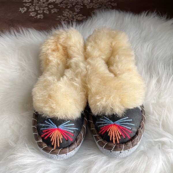 Every day house slippers, Embroidered sheepskin slippers, mocassin woman & men, handmade wool slippers, slip on wool slippers, Size 7/EU 38