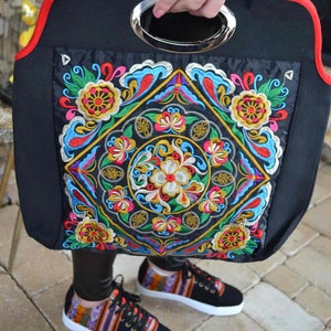 The shoes are made of soft fabric with rubber bottom. The shoes are made of woven fabrics with Inca patterns. Peruvian shoes, sneakers with Inca textile from Peru, sneakers cat, converse style, Peruvian sneakers, Inca textile, handmade ethnic shoes.