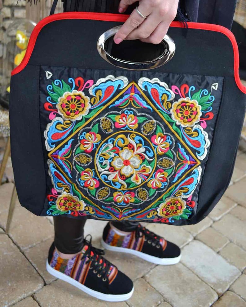 The shoes are made of soft fabric with rubber bottom. The shoes are made of woven fabrics with Inca patterns. Peruvian shoes, sneakers with Inca textile from Peru, sneakers cat, converse style, Peruvian sneakers, Inca textile, handmade ethnic shoes.