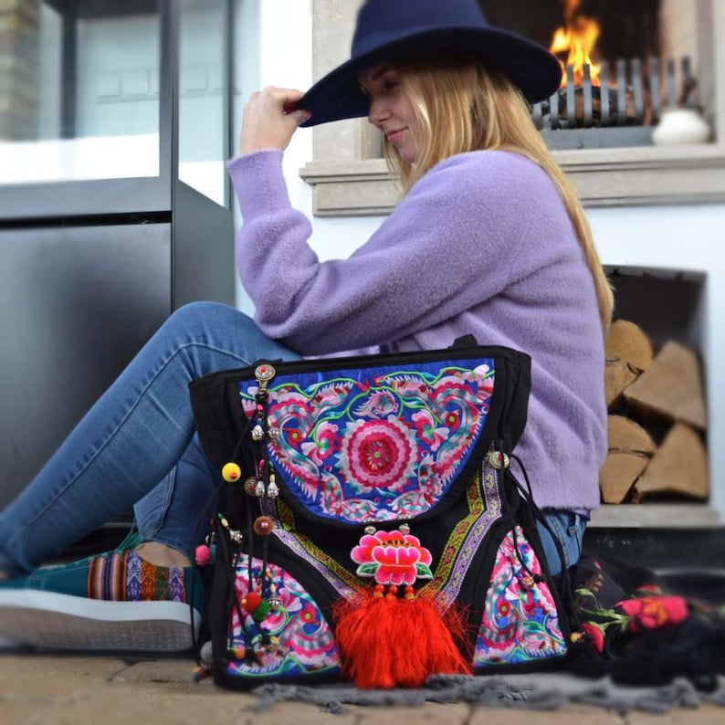 The shoes are made of soft fabric with rubber bottom. The shoes are made of woven fabrics with Inca patterns. Peruvian shoes, sneakers with Inca textile from Peru, sneakers cat, converse style, Peruvian sneakers, Inca textile, handmade ethnic shoes.